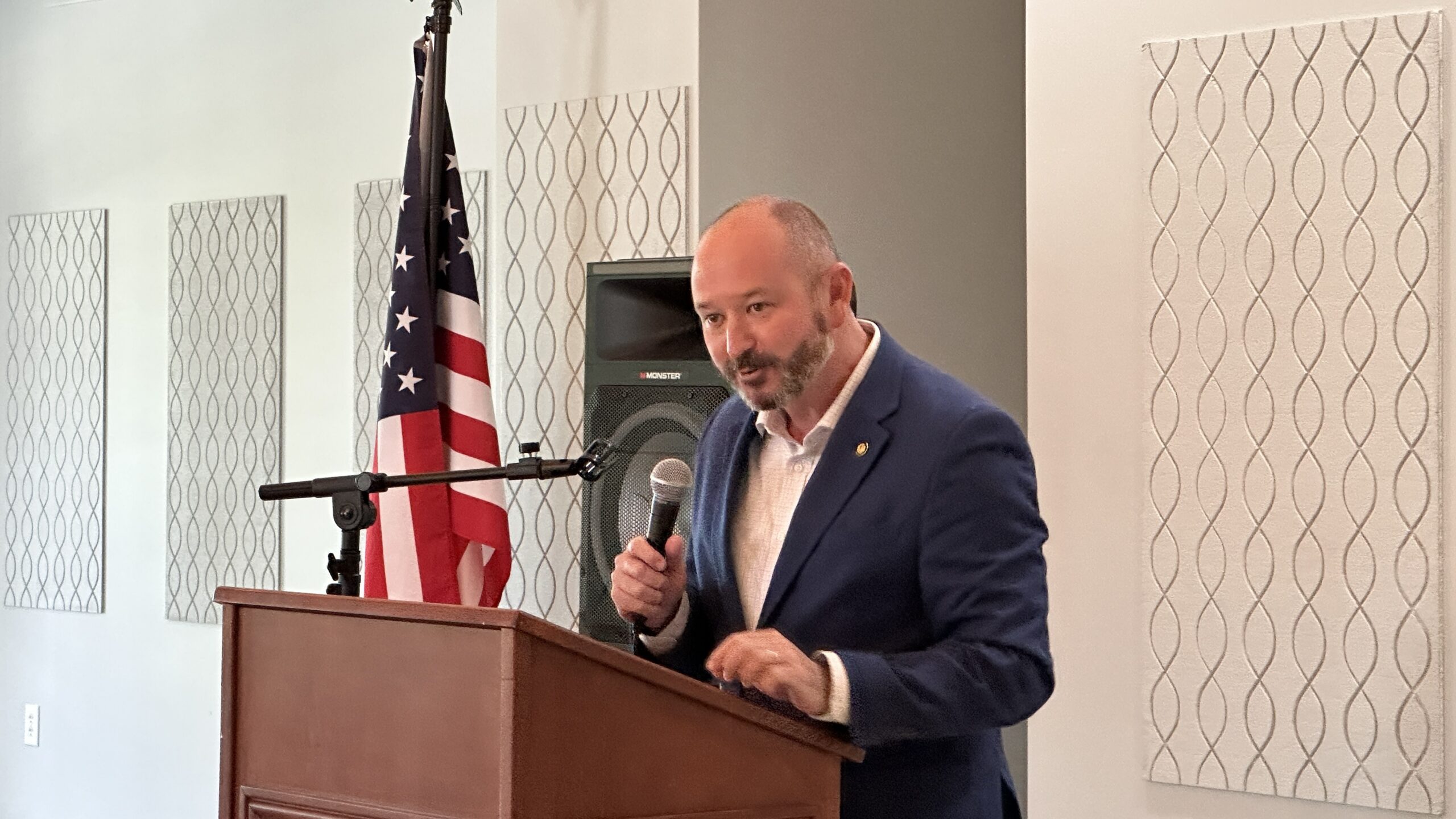 Elliott Praises Mayor Hellmich